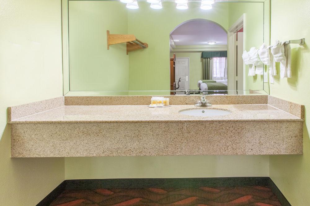 Days Inn & Suites By Wyndham Houston Hobby Airport Dış mekan fotoğraf