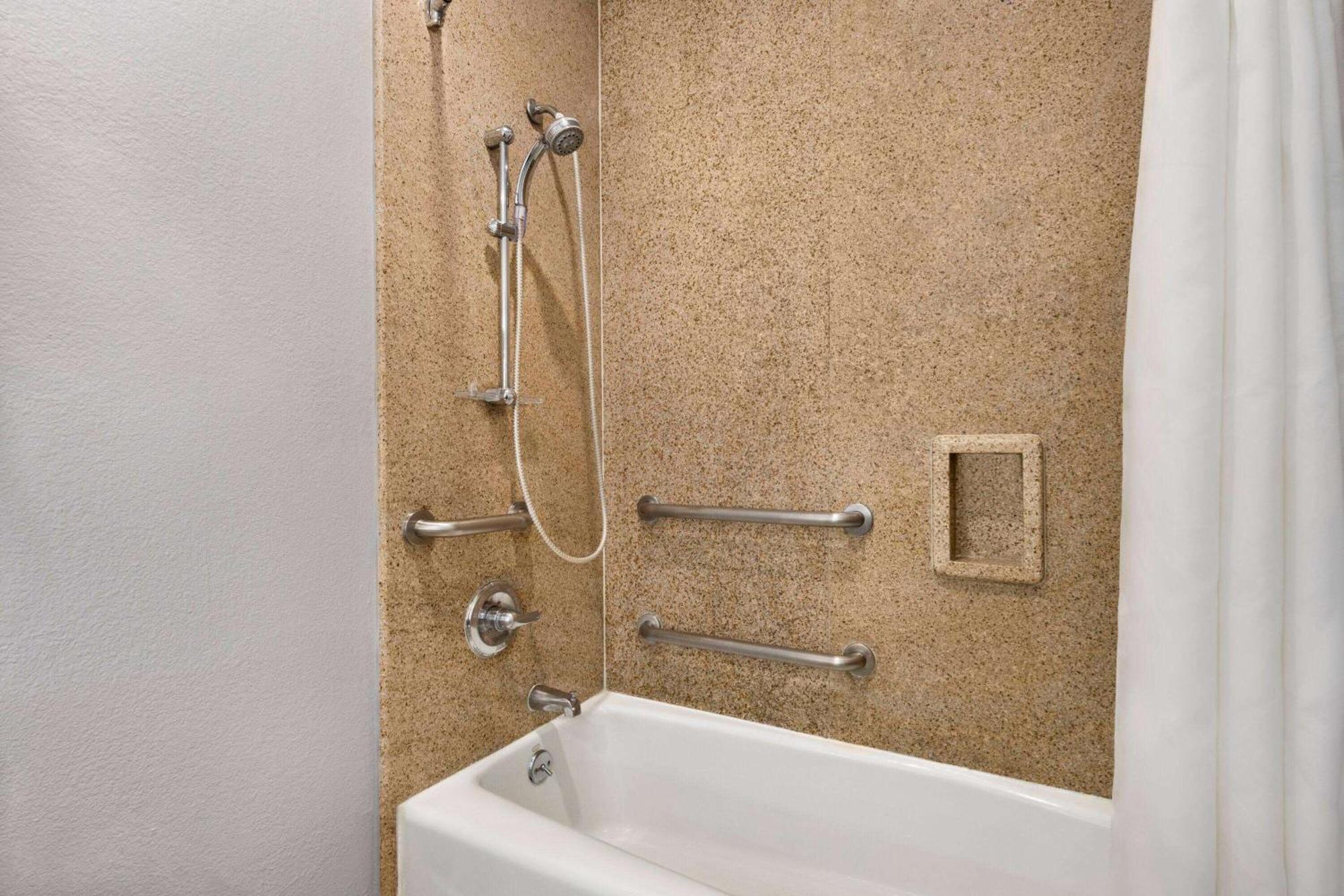 Days Inn & Suites By Wyndham Houston Hobby Airport Dış mekan fotoğraf