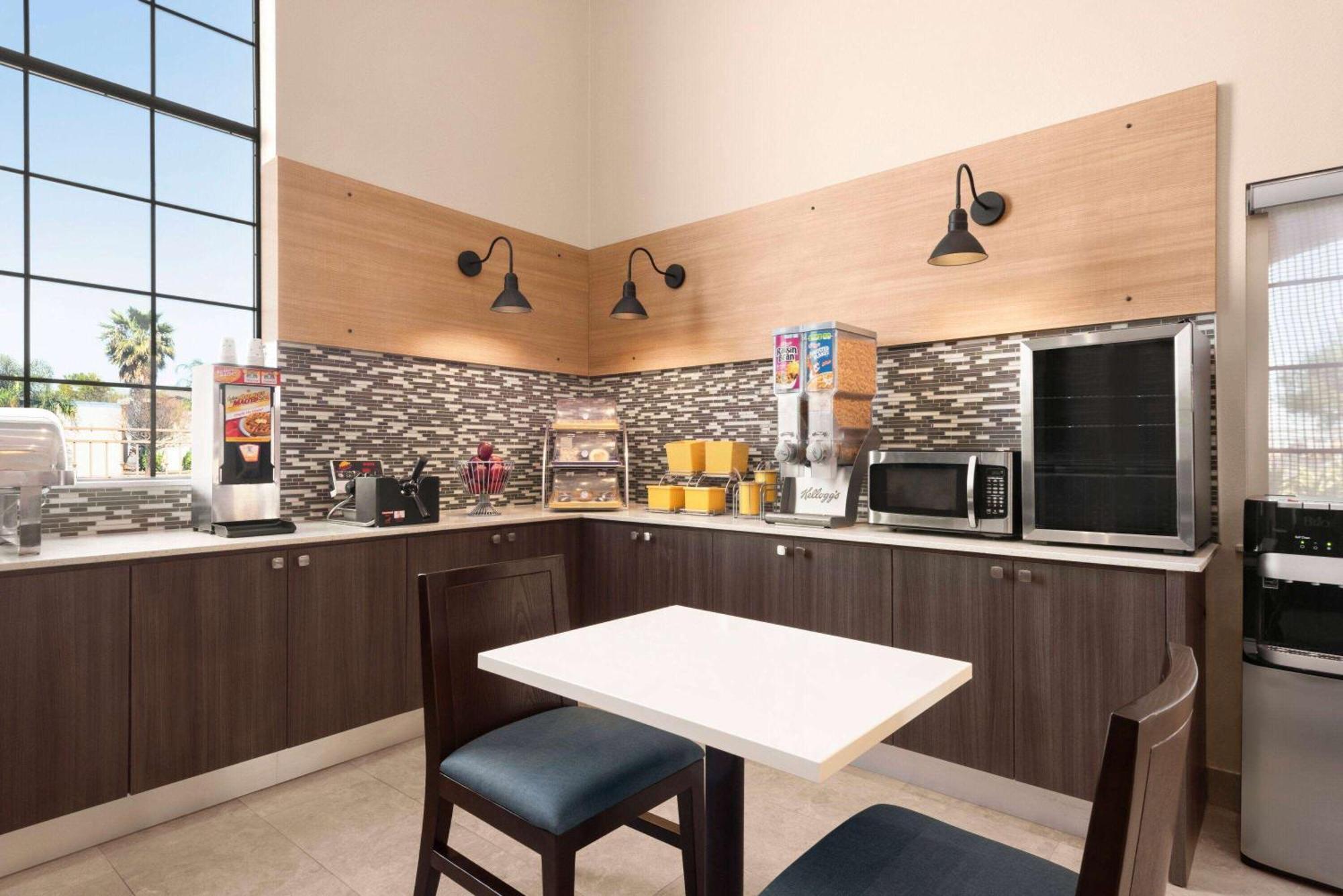 Days Inn & Suites By Wyndham Houston Hobby Airport Dış mekan fotoğraf